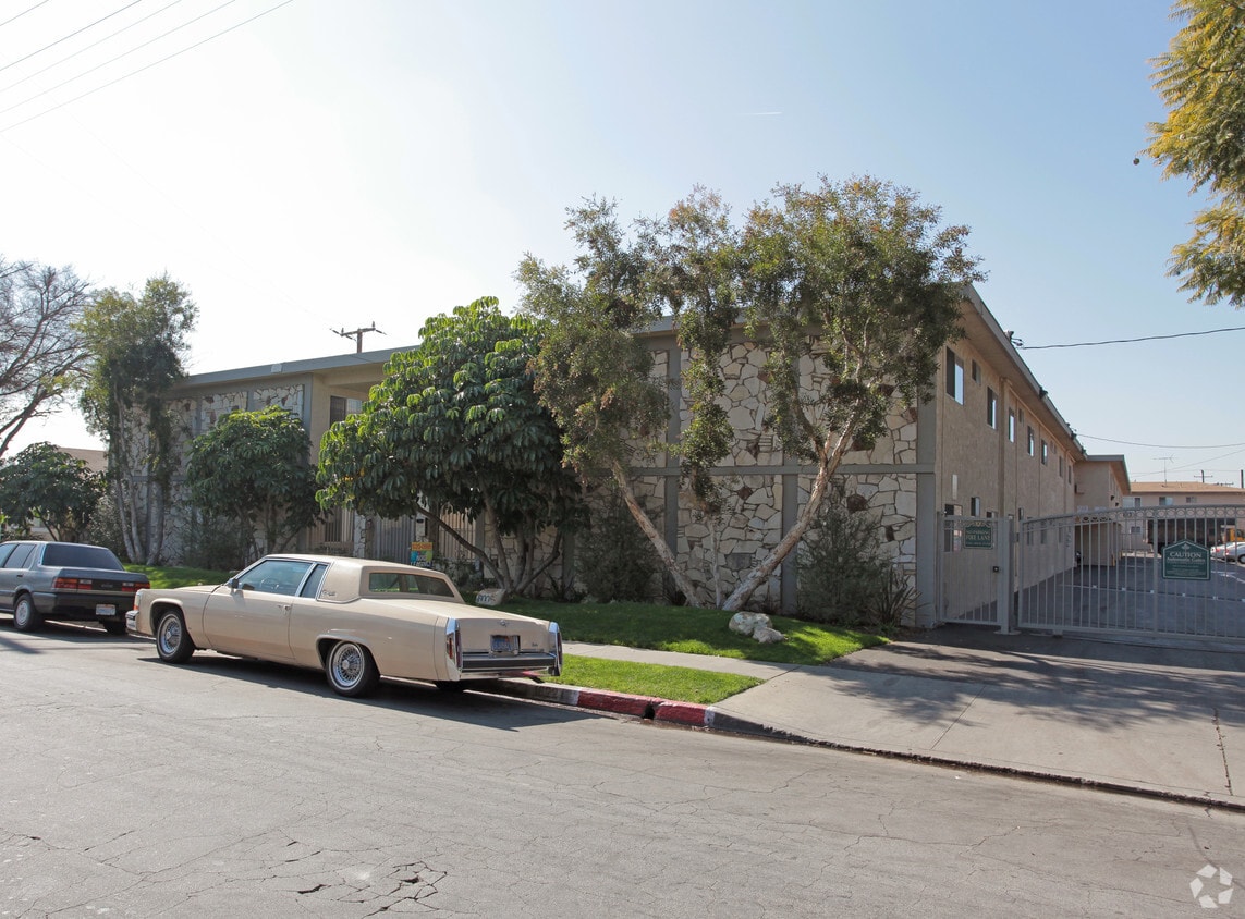 Bellflower Apartments - Cornuta Apartments