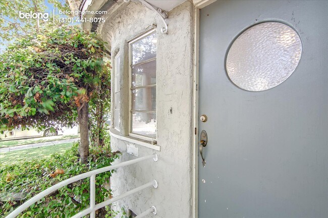 Building Photo - 10907 Moorpark St