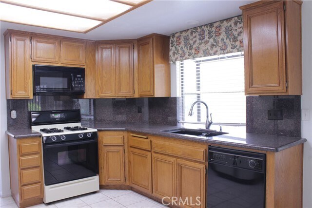 Foto del edificio - 26171 Camelot Ave