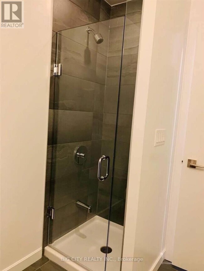 Photo du bâtiment - 56 Forest Manor Rd