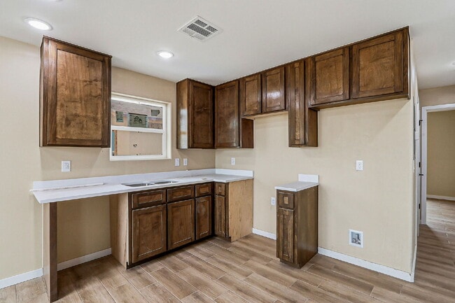 Building Photo - 2-bedroom, 1-bath brand new apartment in 79924