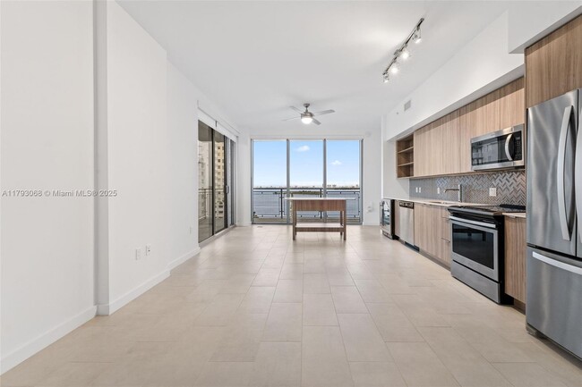 Foto del edificio - 2150 N Bayshore Dr