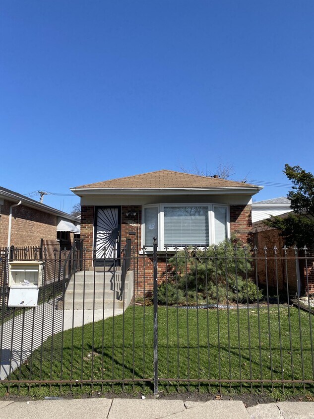 Primary Photo - 9023 S Dobson Ave