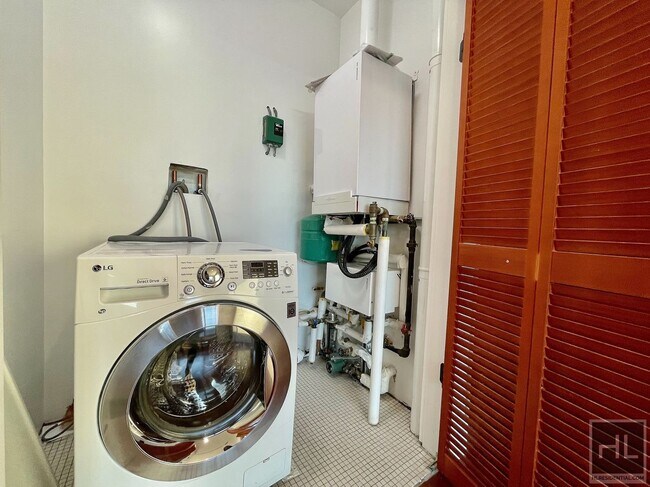 Foto del edificio - Gorgeous stabilized 1 bedroom with private balancony and in unit washer/dryer
