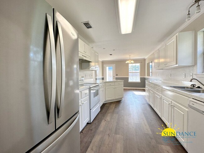 Building Photo - Pristine Mary Esther Home, Call today!