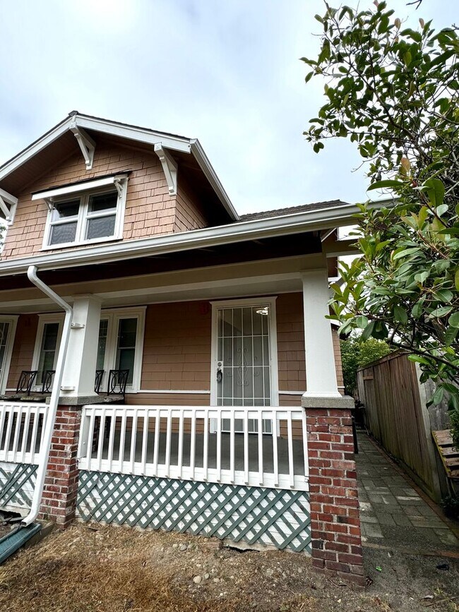 Foto del edificio - Charming 3-Bedroom Duplex in Tacoma