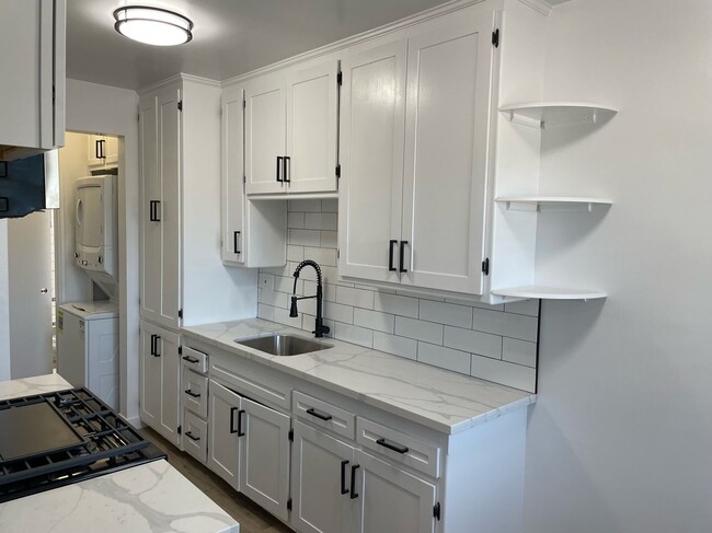 Building Photo - Toluca West - 1 bed 1 bath!