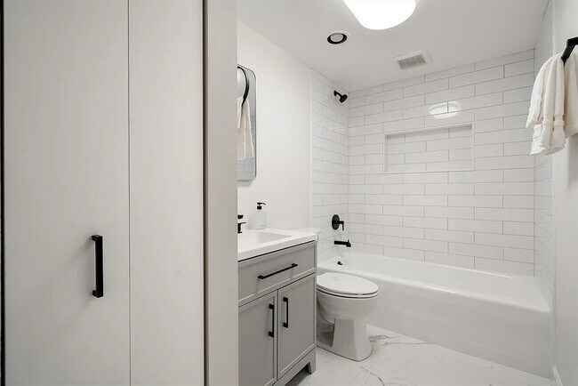 Foto del edificio - Sunny large 1 bedroom 1 bath condo