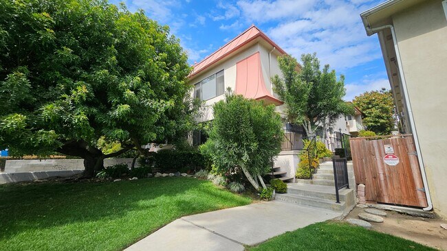 Foto del edificio - 2130 Beachwood Dr
