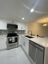 Building Photo - 8025 S Colony Cir