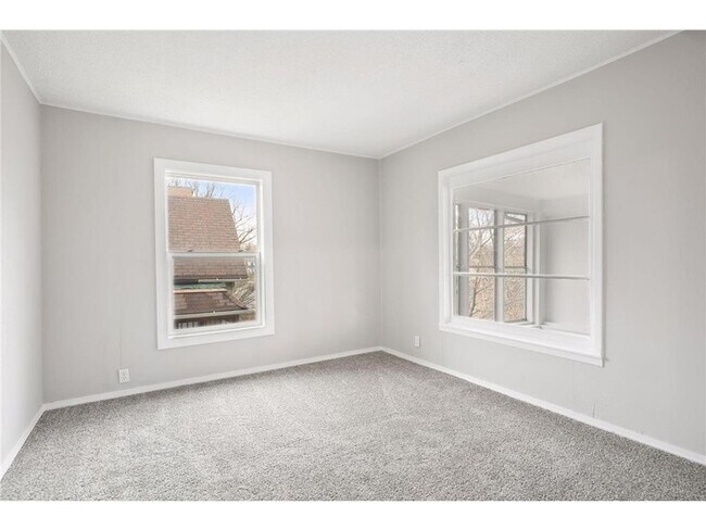 Building Photo - 4647 N Bryant Ave