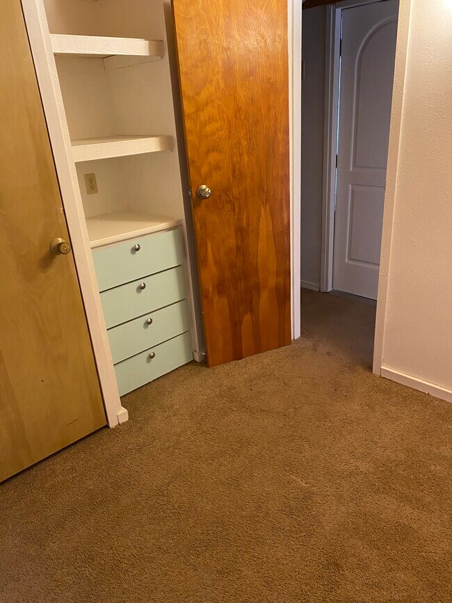 Dormitorio 1 - 808 N Easy St