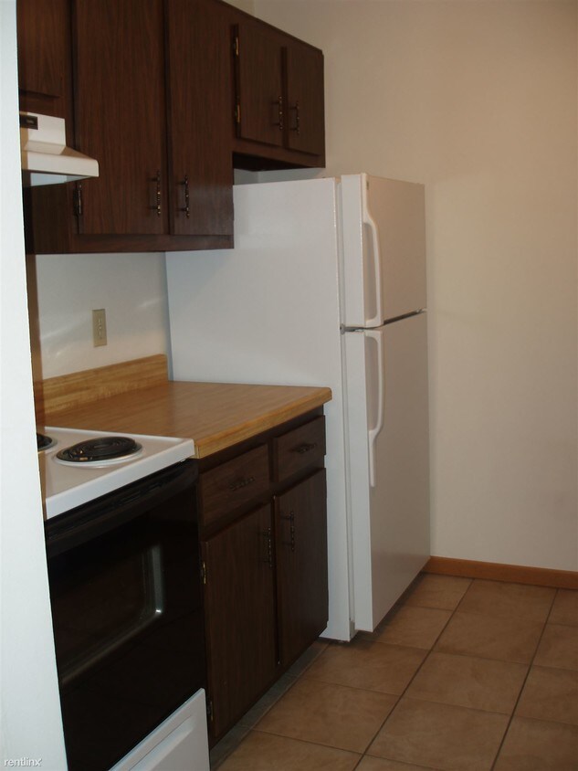 Building Photo - S81W18051 Riese Dr