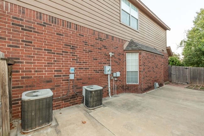 Foto del edificio - 5 Bed / 2.5 Bath in South Tulsa!