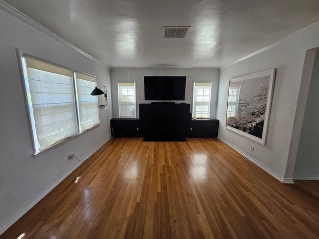 Building Photo - New Listing: Spacious 3-Bedroom, 2-Bathroo...