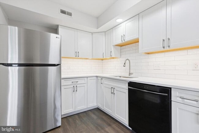 Building Photo - 270 Deer Run Ct