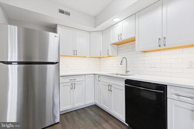 Foto del edificio - 270 Deer Run Ct