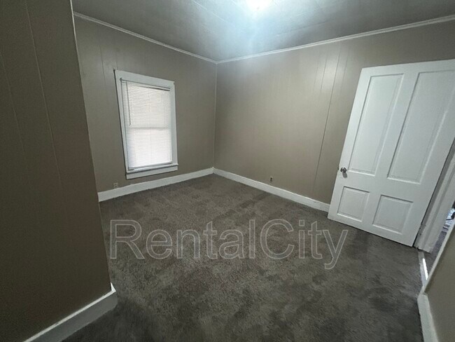 Building Photo - 113 Barham St