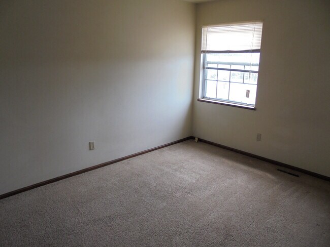 Building Photo - 905 Napoleon Rd