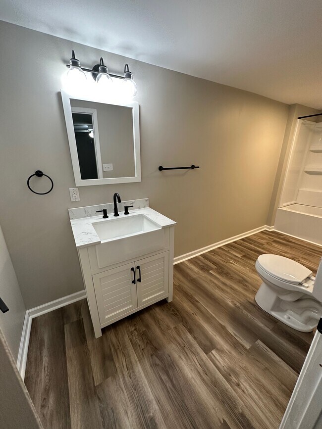 Baño - 349 W South St