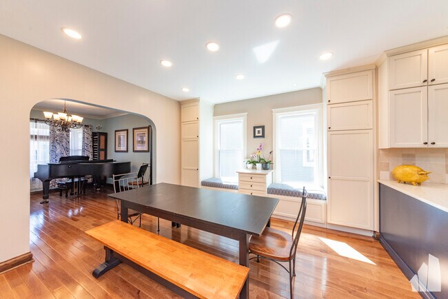 Foto del edificio - 4532 N Bernard St