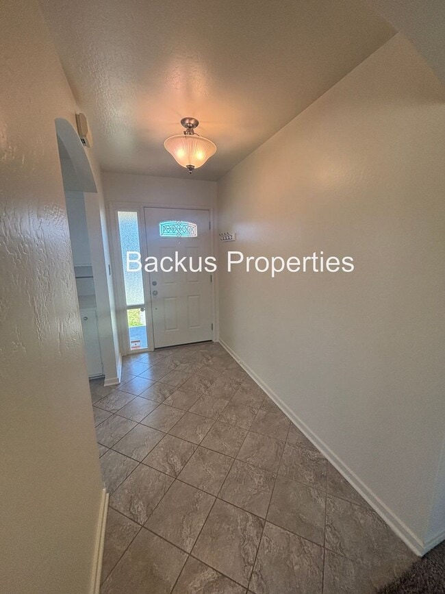 Building Photo - 209 La Mesa Dr