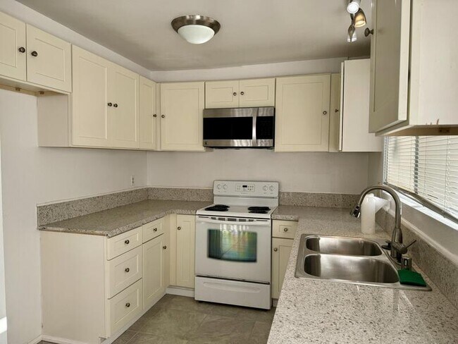 Building Photo - 9405 Gold Coast Dr