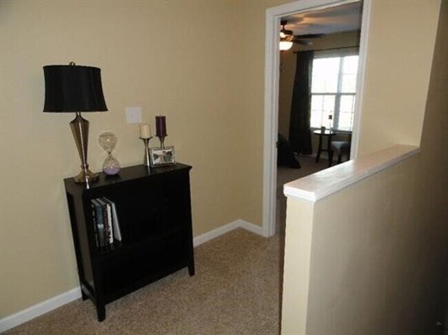 Building Photo - BEAUTIFUL TOWNHOME