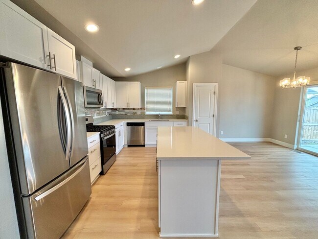 Foto del edificio - GORGEOUS, NEWER REDMOND HOME, IN SUNRISE M...