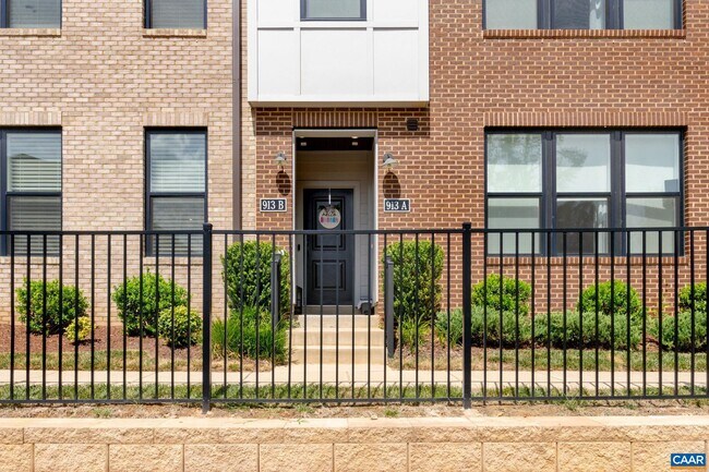 Building Photo - 913 Salamander St