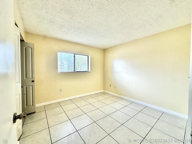 Building Photo - 206 Palm Cir W