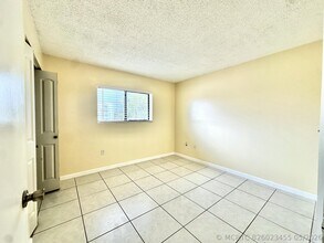 Building Photo - 206 Palm Cir W