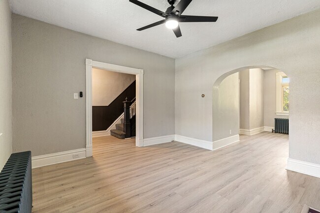 Foto del edificio - 3 bed 1.5 bath - freshly updated top to bottom, dishwasher, laundry, off street parking