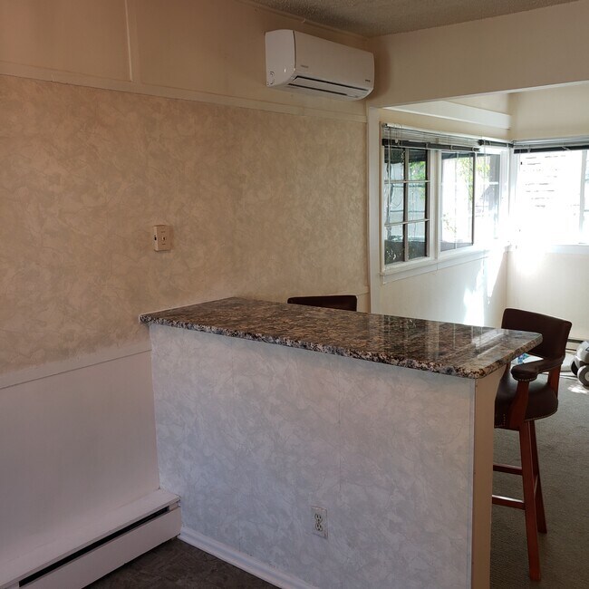 una zona de bar que se integra con la sala de estar - 502 Canon Ave