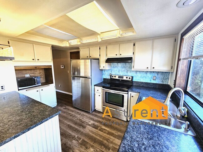 Building Photo - Wonderfully Updated Home in Fantastic Loca...