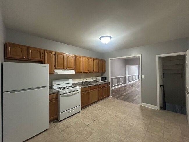 Building Photo - 2 Bedroom Plus Den