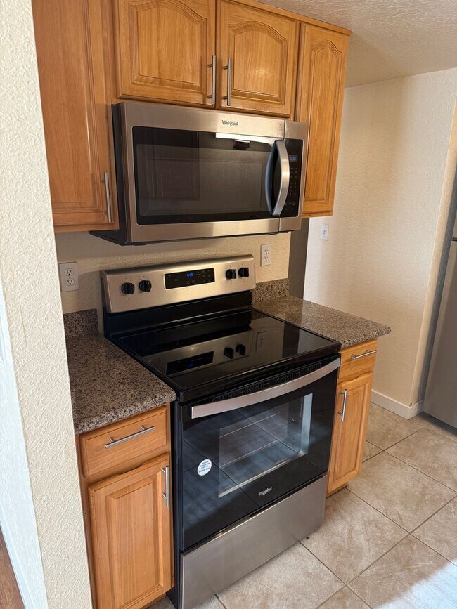 Foto del edificio - Beautiful 3 Bed/2 Bath Condo with 2 Parkin...