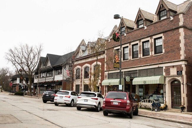 Building Photo - 733 Elm St