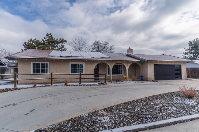 Foto del edificio - 4560 N Maple Grove Rd