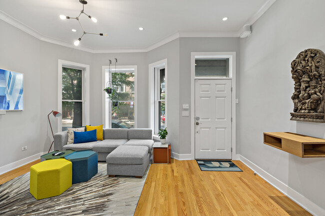 Building Photo - 2113 N Clark St