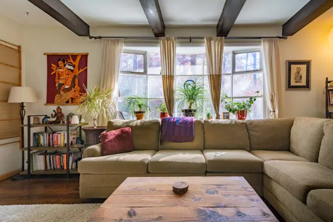 Foto del edificio - 22 Whitney Dr