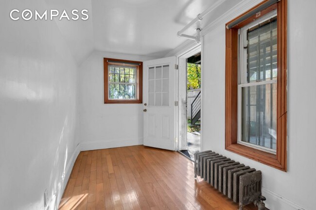 Building Photo - 818 Putnam Ave