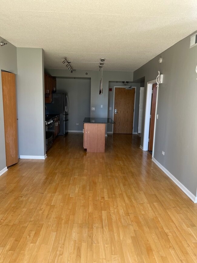 Foto del edificio - 1250 S Indiana Ave