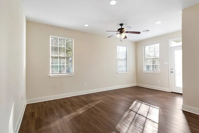 Building Photo - 2408 Oak Aly