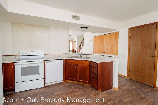 Foto del edificio - 2 br, 1.5 bath House - 8140 McGuire Dr