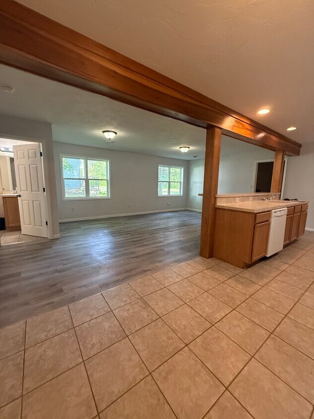 Foto principal - 527 W Harper St