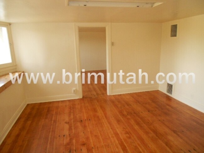 Building Photo - 1258 E Emerson Ave