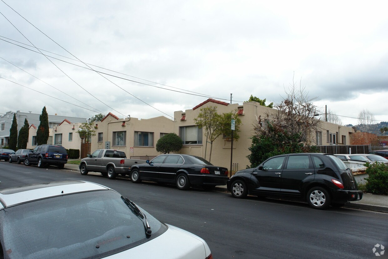 Primary Photo - 833-841 Adams St