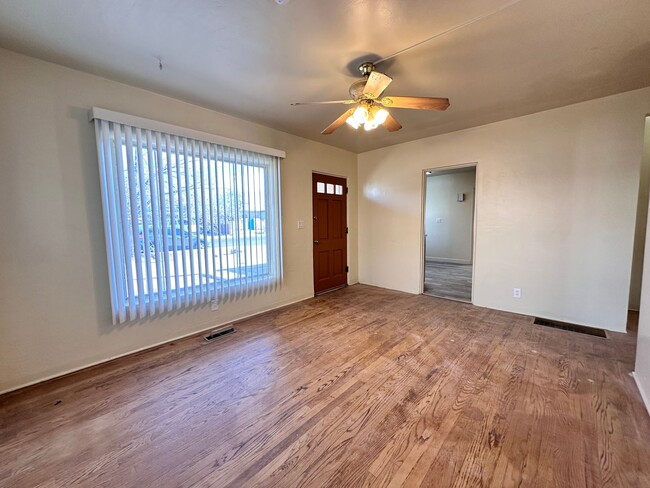 Building Photo - 3 Bedroom 2 Bathroom with Covered Parking ...