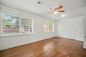 Building Photo - 2121 Hickory Ln